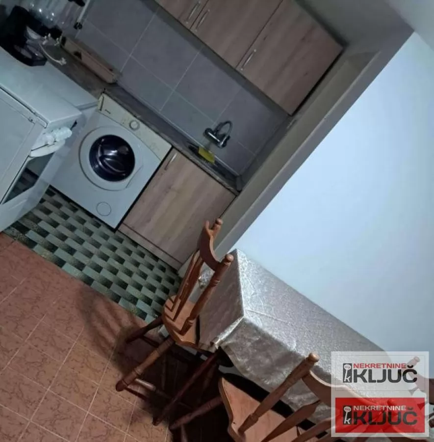 Dobar dvorisni stan u Petrovaradinu 2