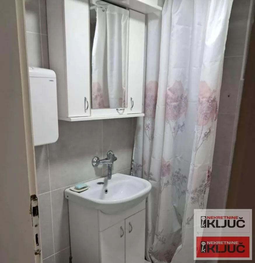 Dobar dvorisni stan u Petrovaradinu 4