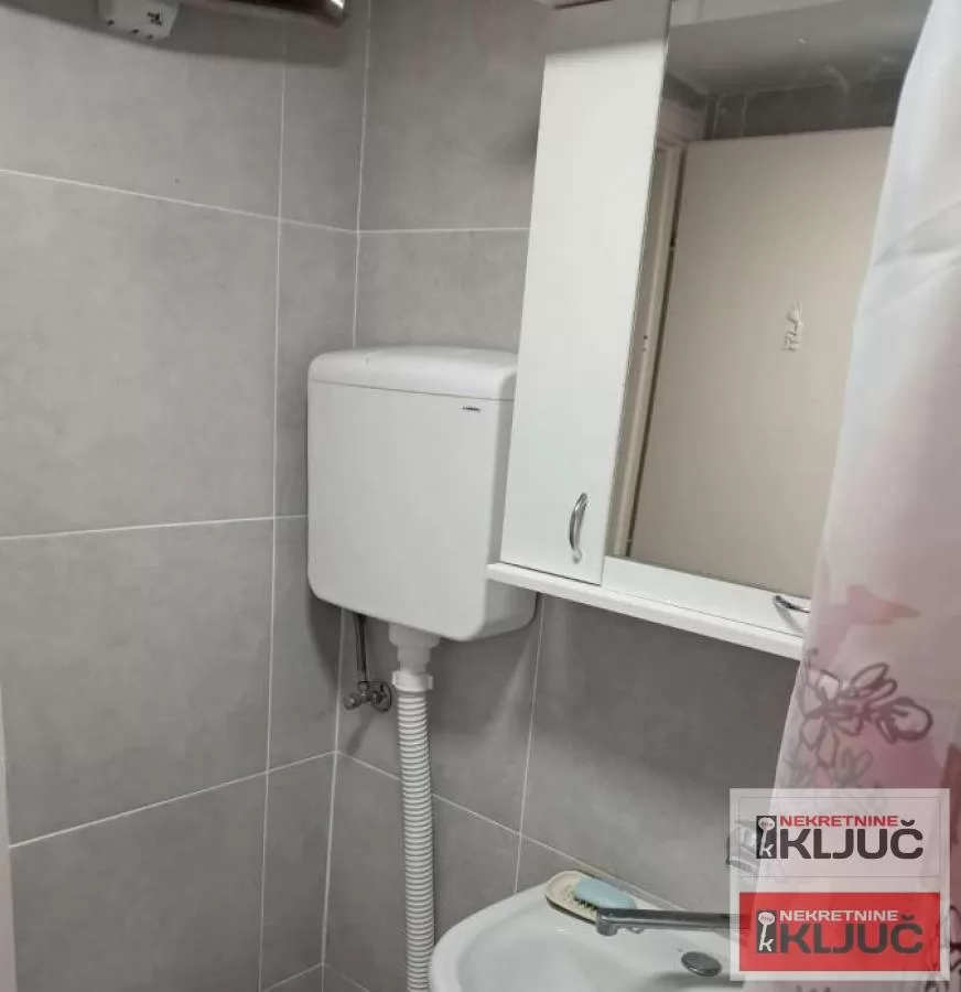 Dobar dvorisni stan u Petrovaradinu 5