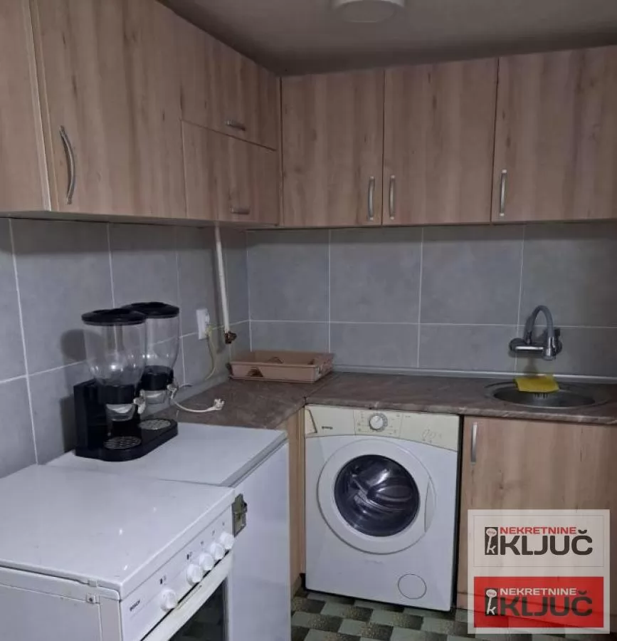 Dobar dvorisni stan u Petrovaradinu 6