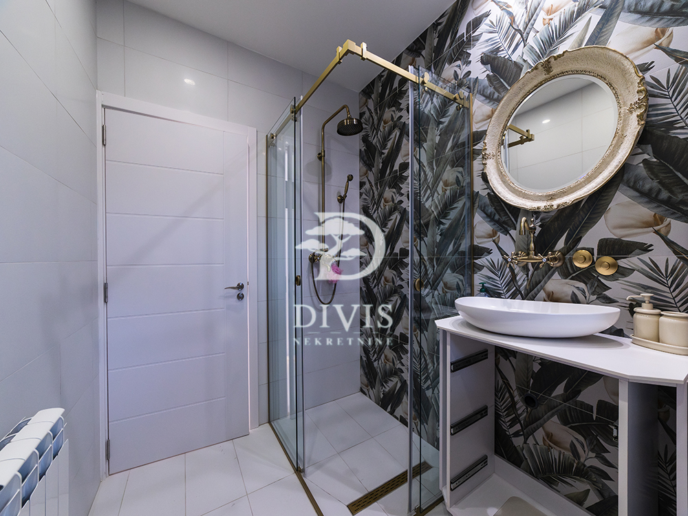 Renoviran 3 0 stan na Senjaku  78m2  namešten 5