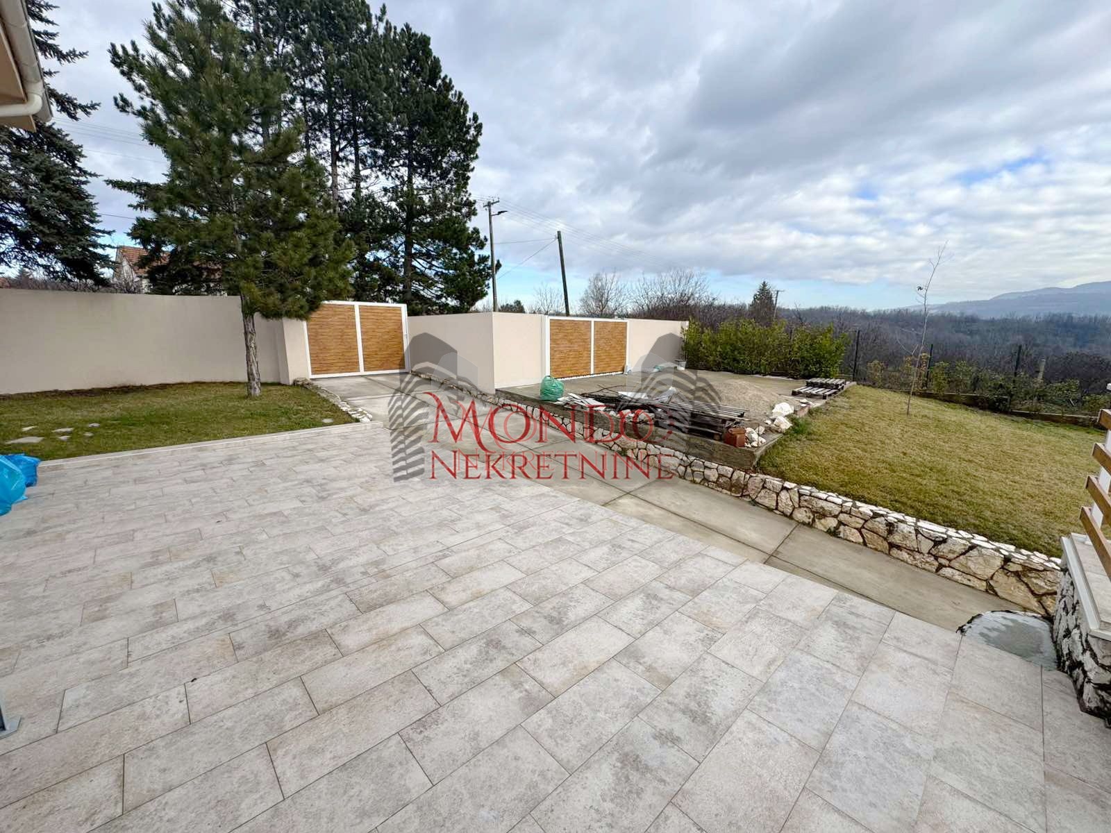 Nova kuca sa bazenom, naselje put za Donje Vlase 14