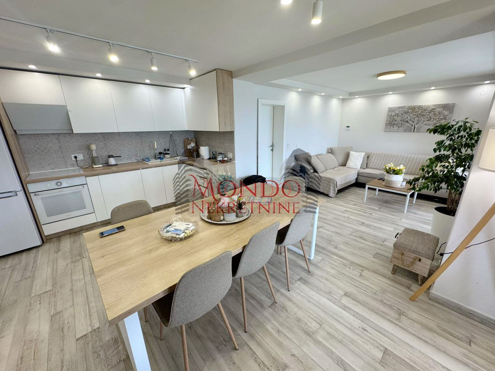 Nova kuca sa bazenom, naselje put za Donje Vlase 18