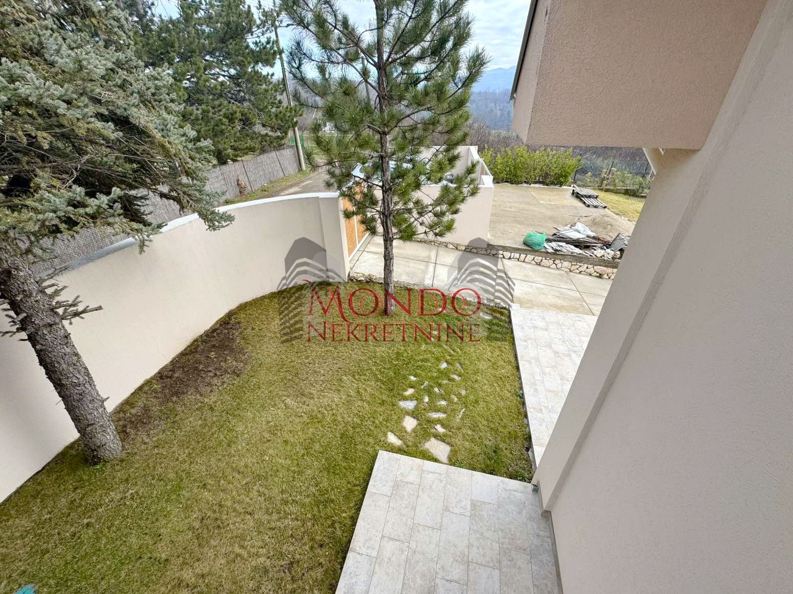 Nova kuca sa bazenom, naselje put za Donje Vlase 13