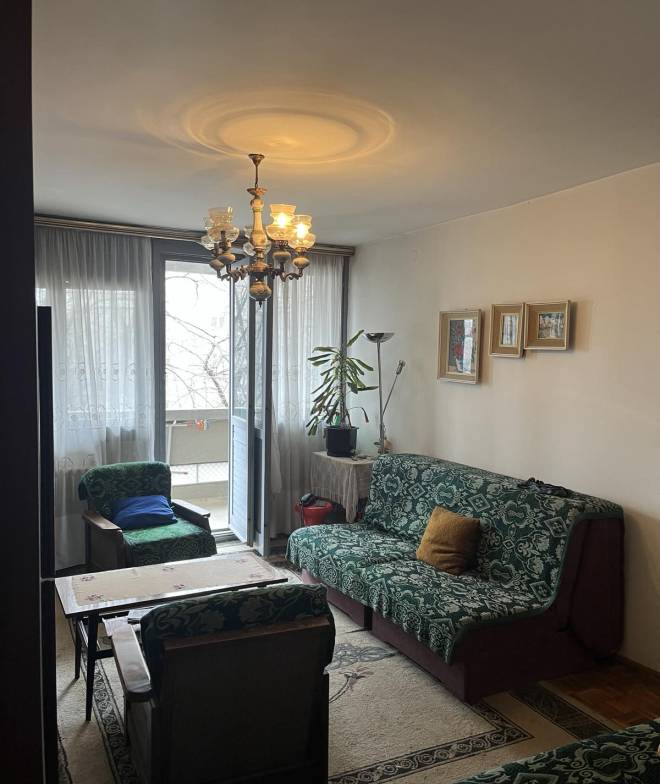 Prodaje se dvosoban stan u Zemunu  treći sprat  parking 2