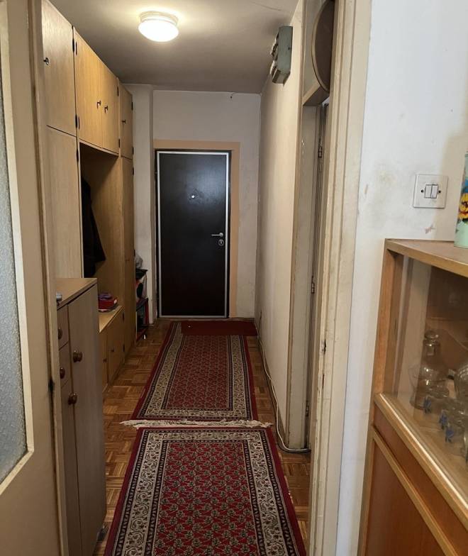 Prodaje se dvosoban stan u Zemunu  treći sprat  parking 3