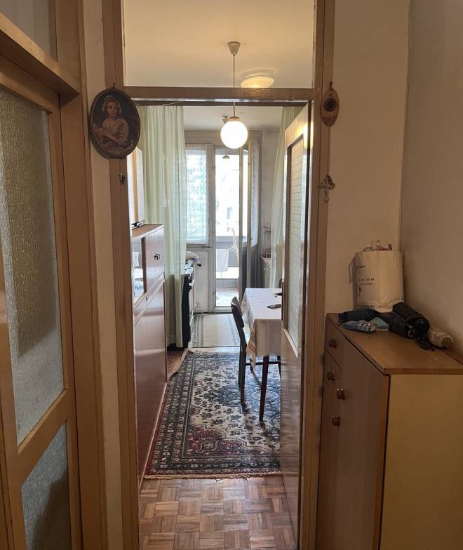 Prodaje se dvosoban stan u Zemunu  treći sprat  parking 5