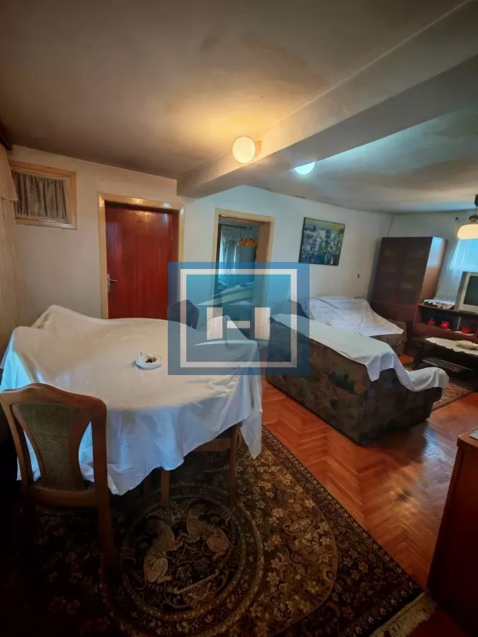 Starija kuća do glavnog puta 10