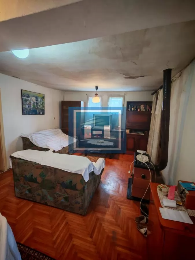 Starija kuća do glavnog puta 13