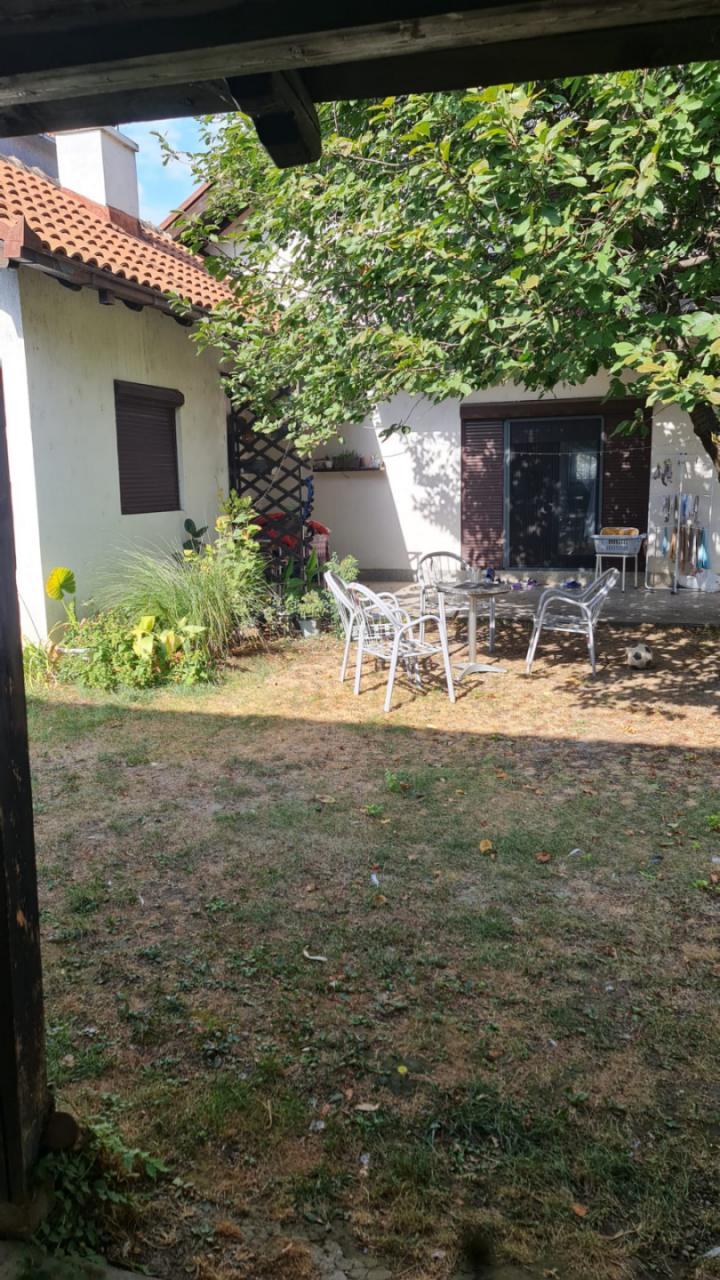 Kuca sa poslovnim objektom Nova Pazova 5