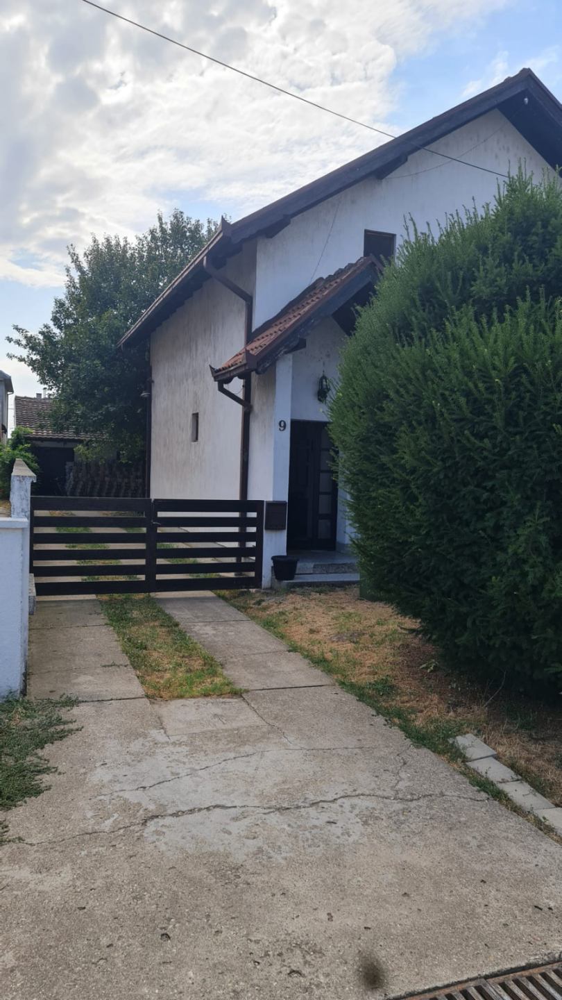 Kuca sa poslovnim objektom Nova Pazova 2