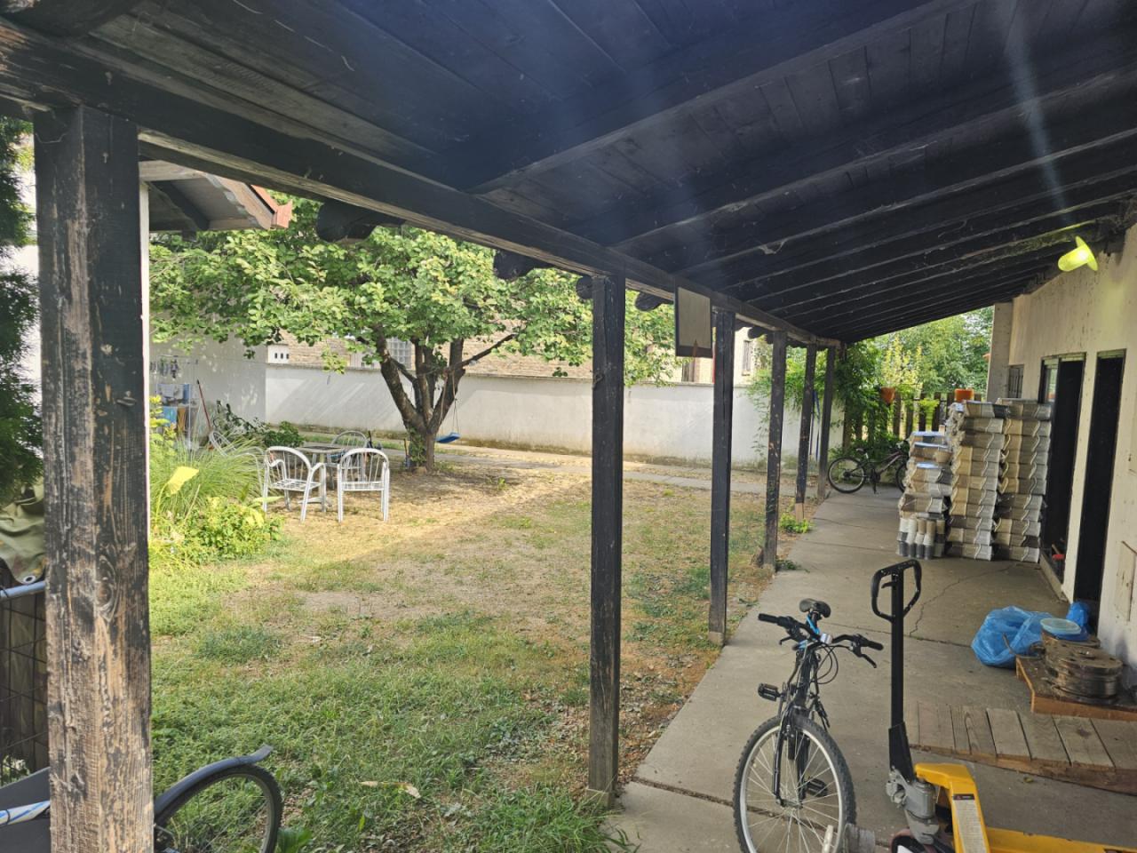 Kuca sa poslovnim objektom Nova Pazova 4