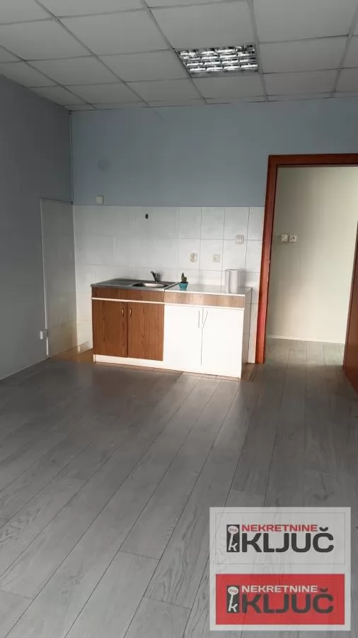 Dobar poslovni apartman u blizini Spensa 2