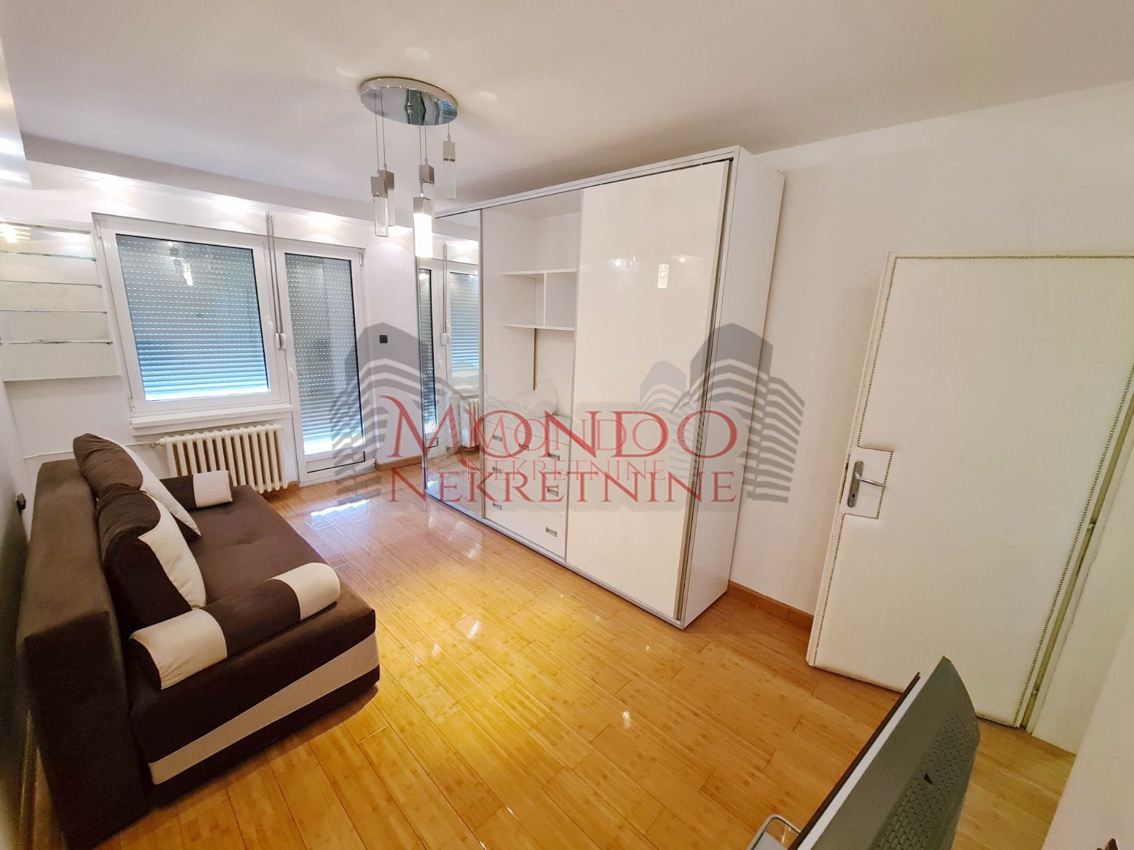 Cetvorosoban stan preko puta Pravnog i Ekonomskog fakulteta 10