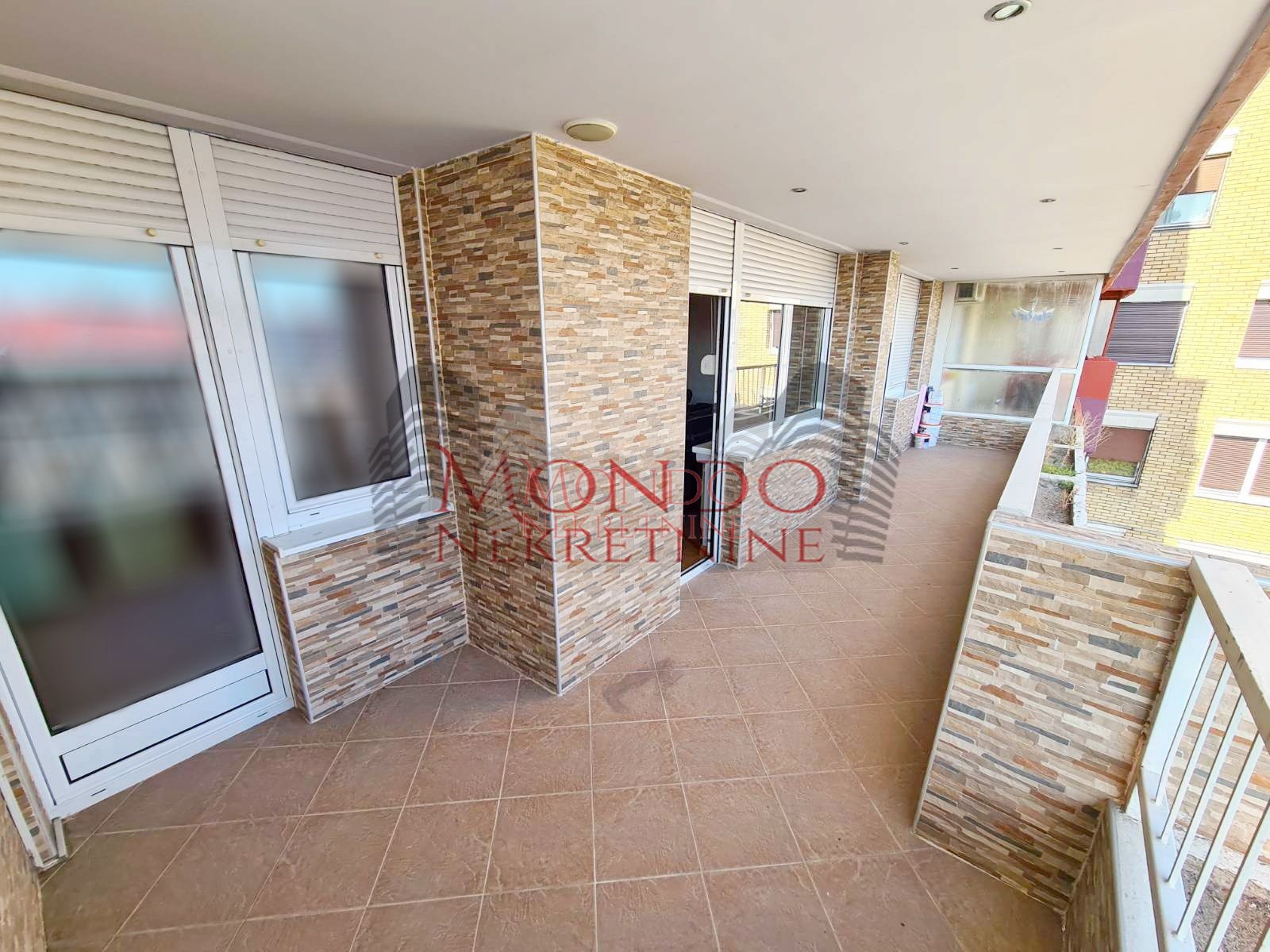 Cetvorosoban stan preko puta Pravnog i Ekonomskog fakulteta 13