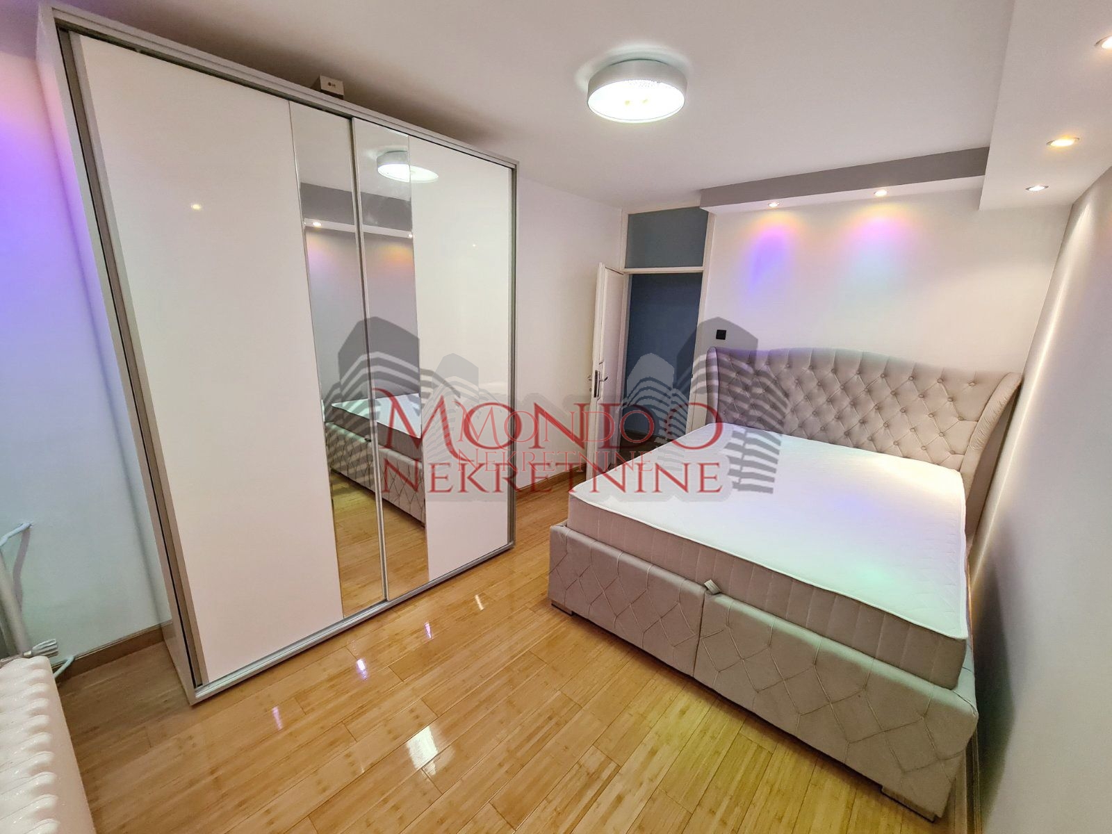 Cetvorosoban stan preko puta Pravnog i Ekonomskog fakulteta 8