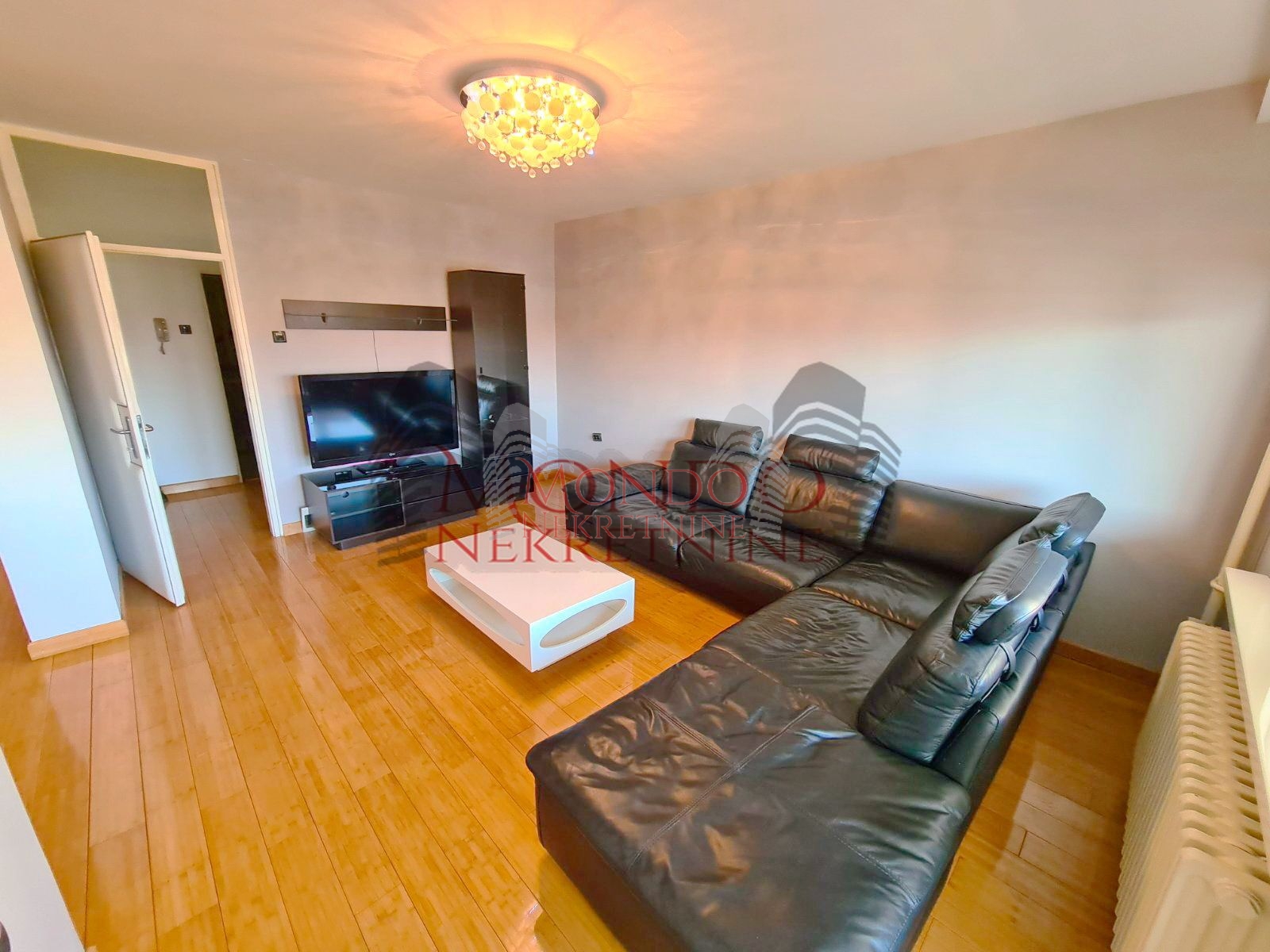 Cetvorosoban stan preko puta Pravnog i Ekonomskog fakulteta 1