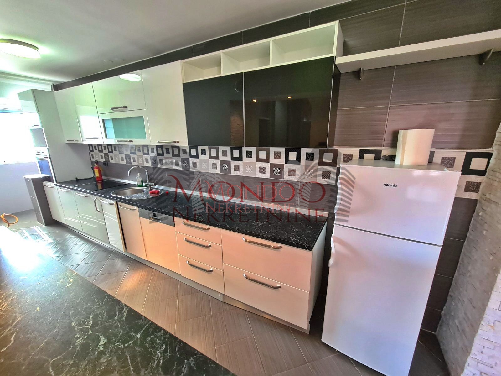 Cetvorosoban stan preko puta Pravnog i Ekonomskog fakulteta 6