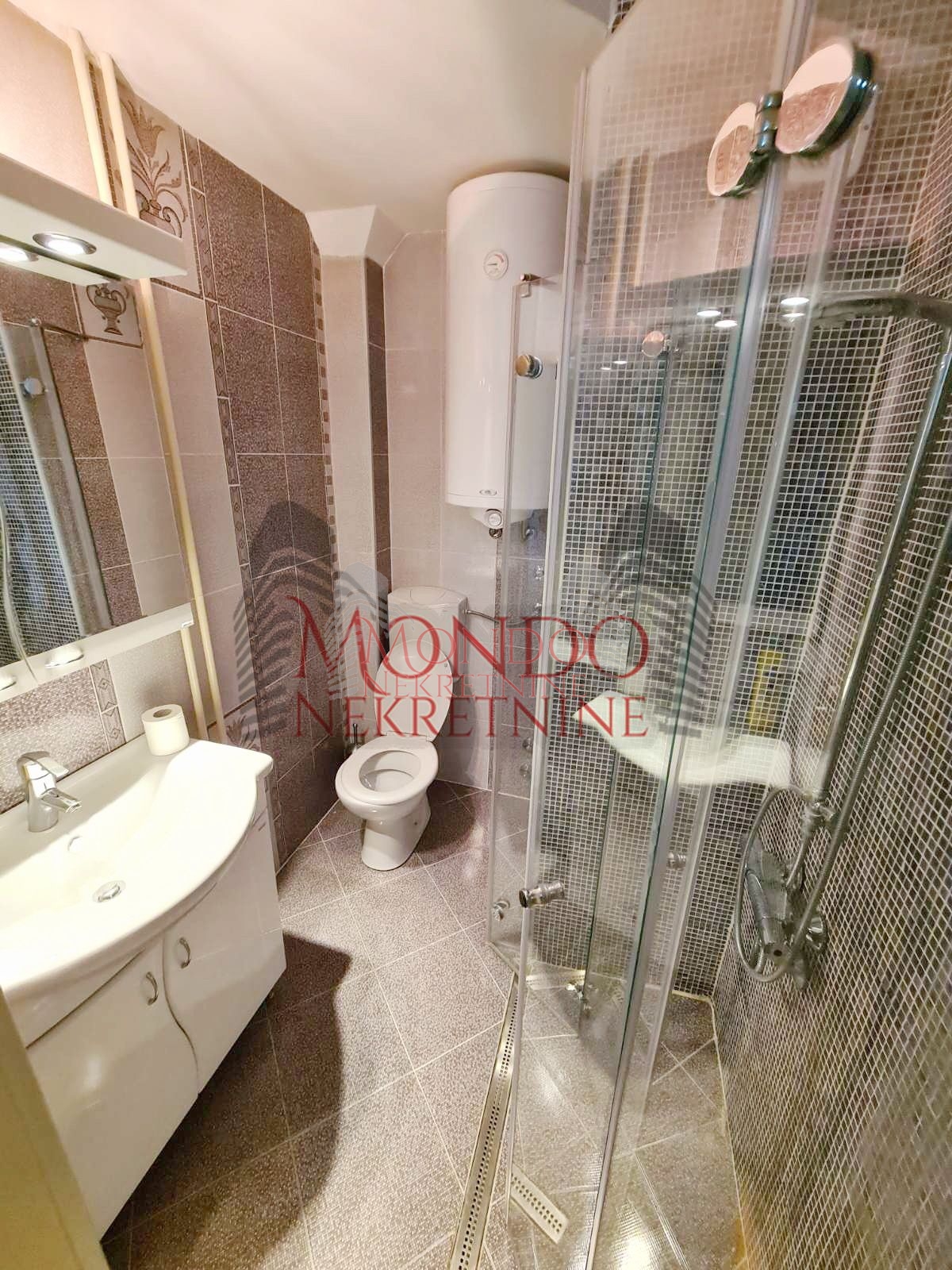 Cetvorosoban stan preko puta Pravnog i Ekonomskog fakulteta 12