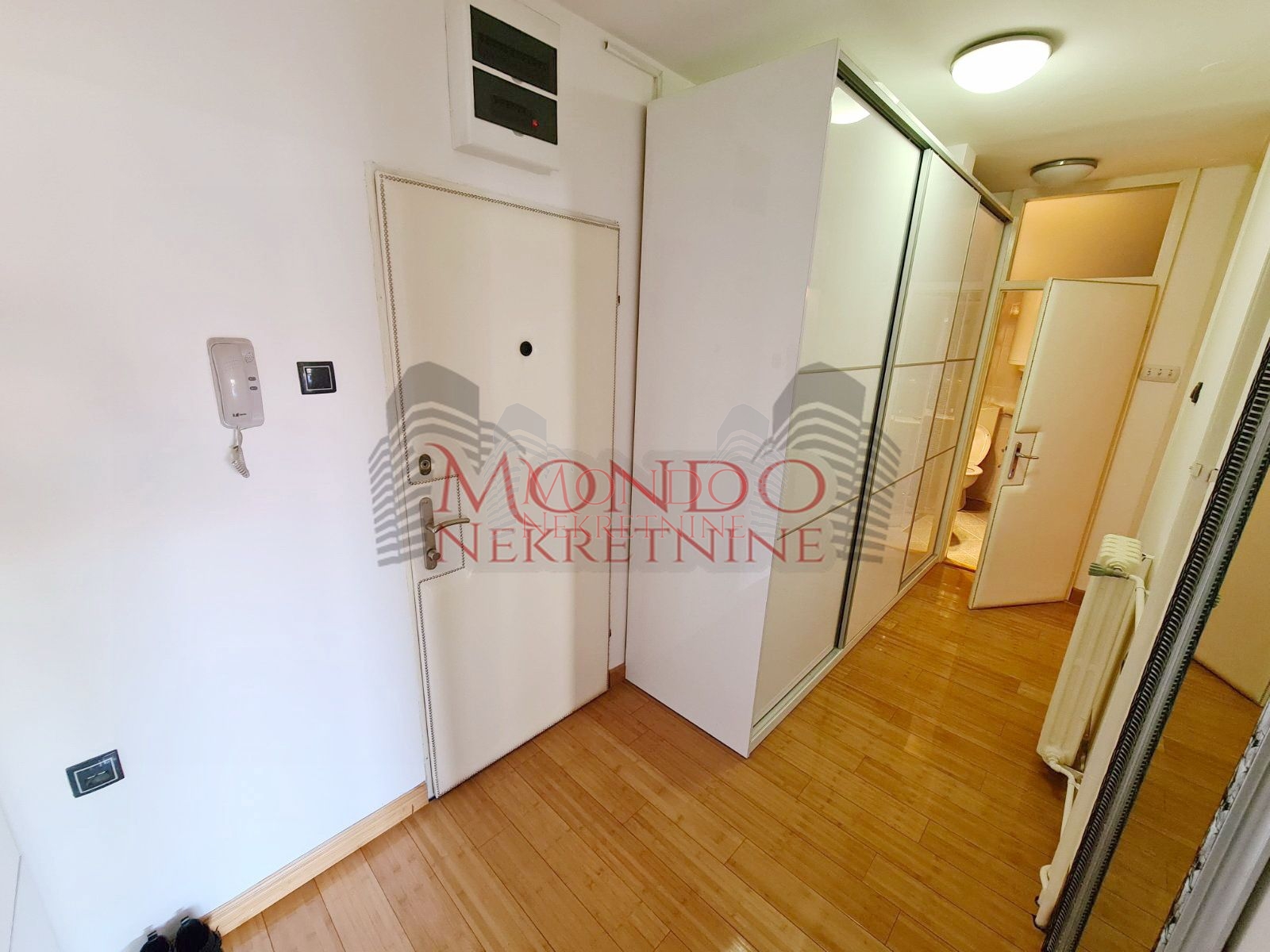 Cetvorosoban stan preko puta Pravnog i Ekonomskog fakulteta 11