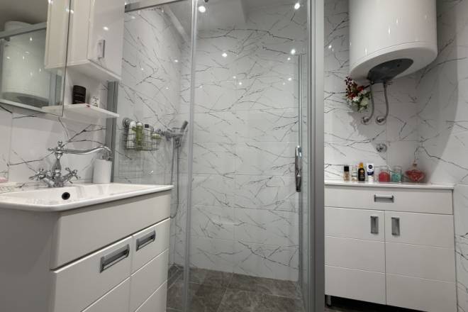 Prodajemo namešten 2 5 stan kod hotela Srbija 65m2 5