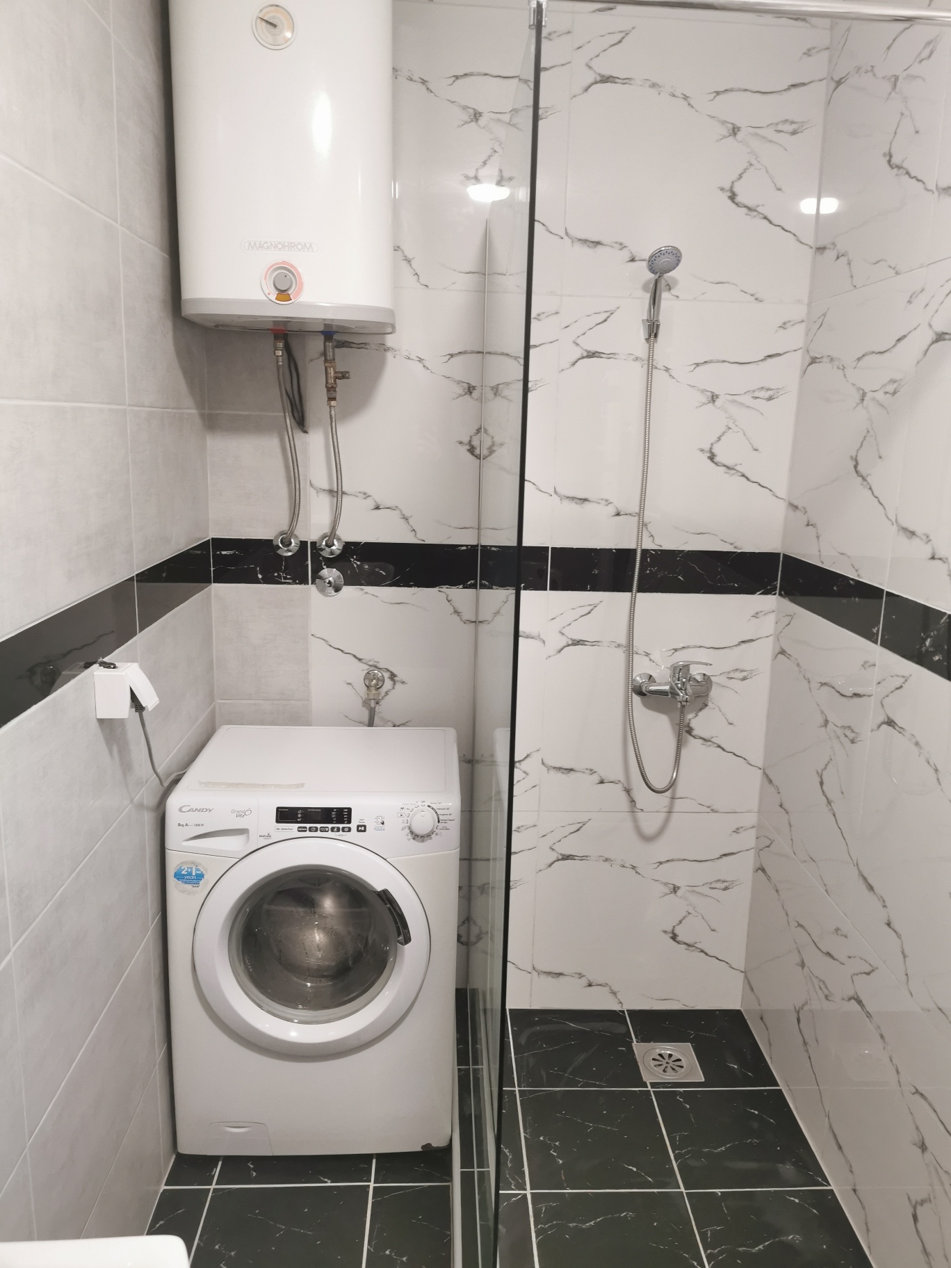 Prodajem kucu sa placem od 2HA 4