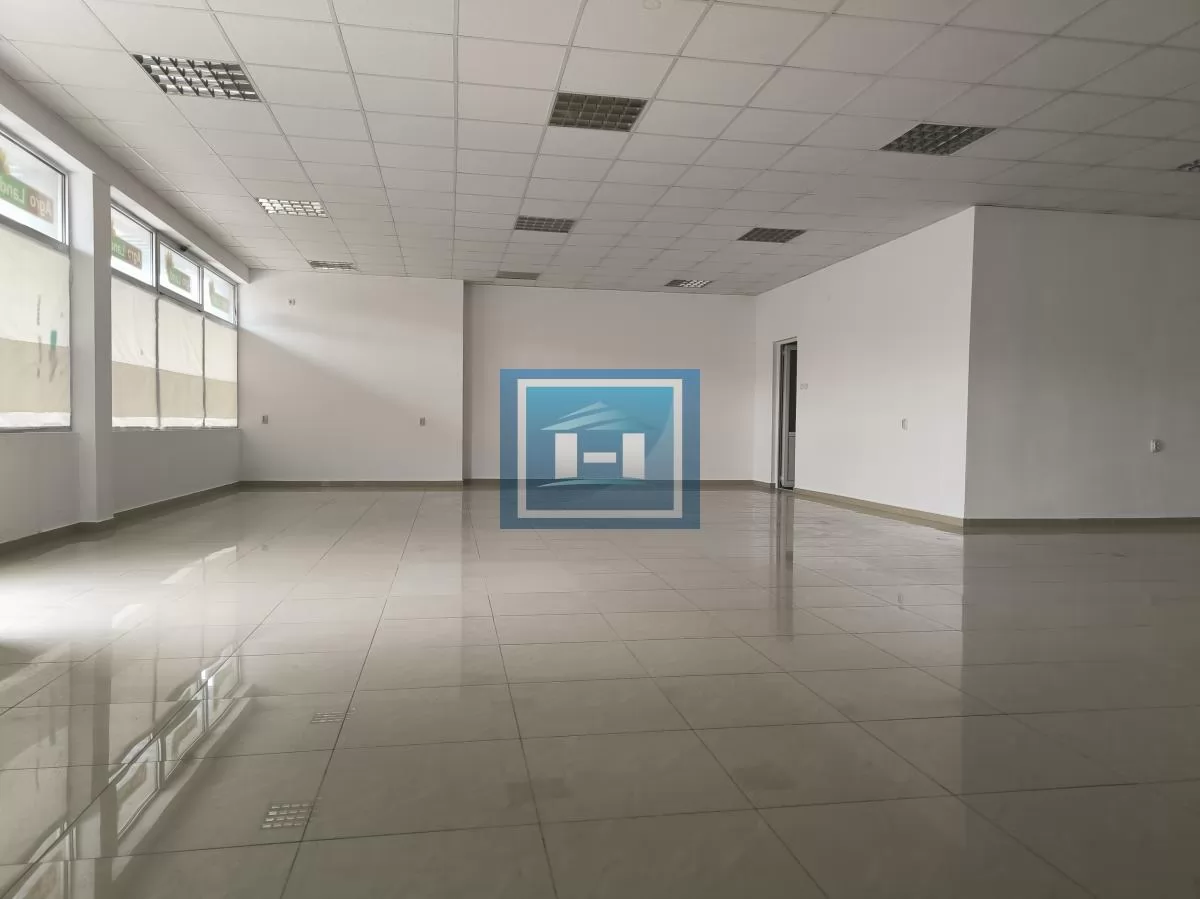 Prostran poslovni prostor od 230m² sa magacinom i parking mestima – Idealna prilika! 1