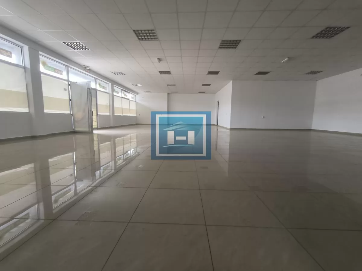 Prostran poslovni prostor od 230m² sa magacinom i parking mestima – Idealna prilika! 2