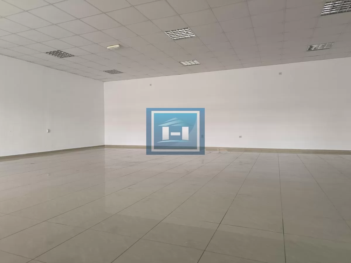 Prostran poslovni prostor od 230m² sa magacinom i parking mestima – Idealna prilika! 3