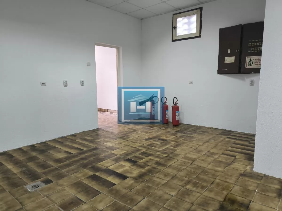 Prostran poslovni prostor od 230m² sa magacinom i parking mestima – Idealna prilika! 4