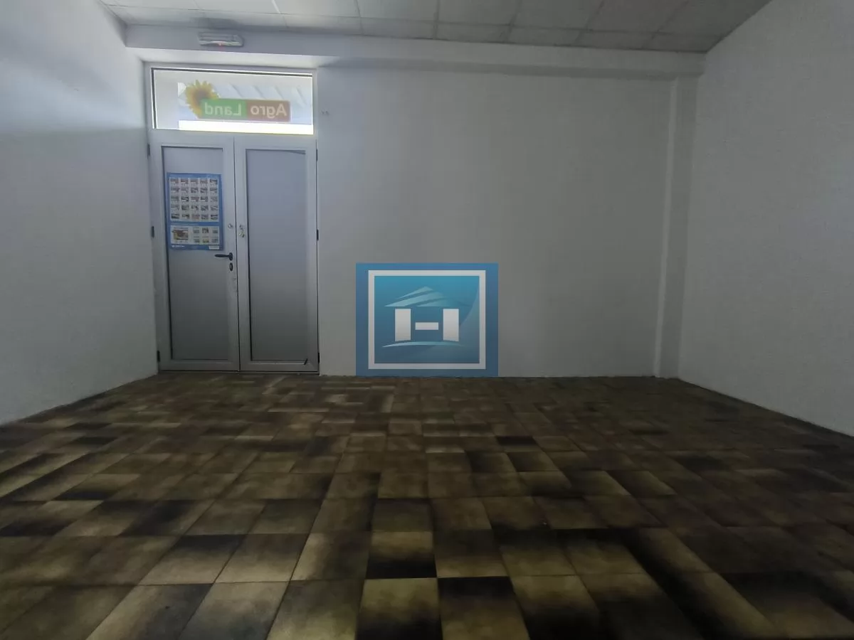Prostran poslovni prostor od 230m² sa magacinom i parking mestima – Idealna prilika! 6