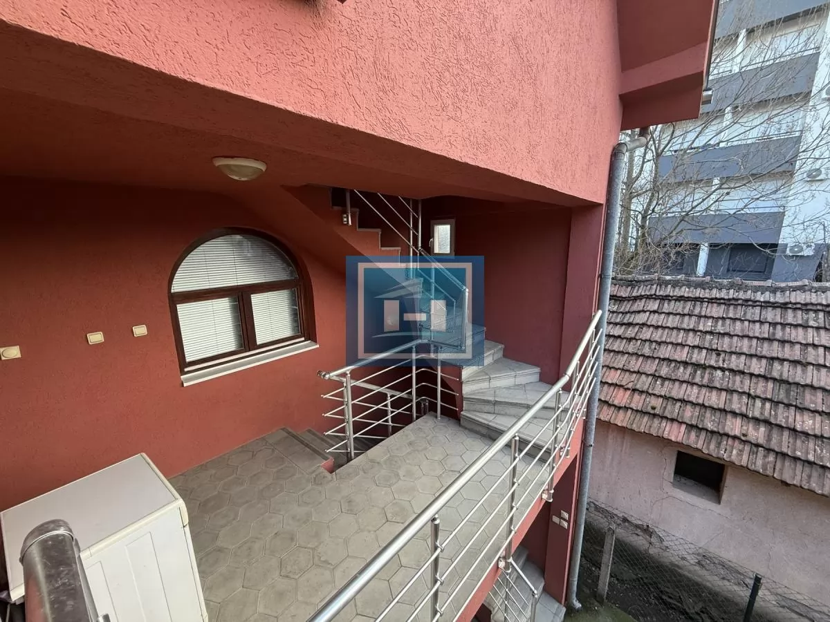 Veći poslovni prostor i nova kuća na jednom mestu u centru grada 42