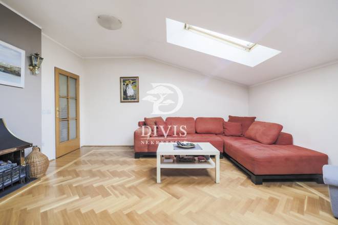 Renoviran 3 5 stan u centru  Maršala Birjuzova  81m2 1