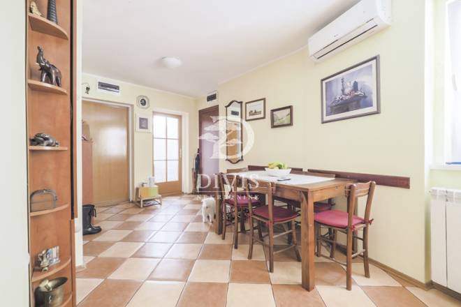 Renoviran 3 5 stan u centru  Maršala Birjuzova  81m2 3