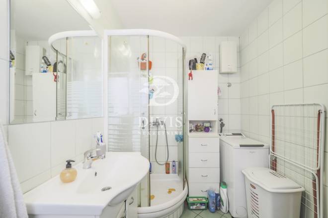 Renoviran 3 5 stan u centru  Maršala Birjuzova  81m2 5