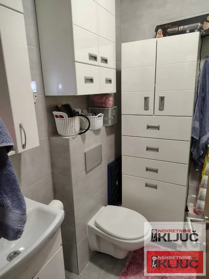 Odlican noviji stan na pocetku Adica 10