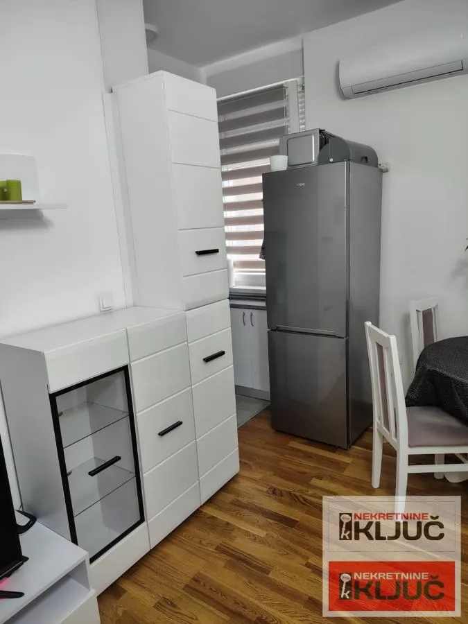 Odlican noviji stan na pocetku Adica 8