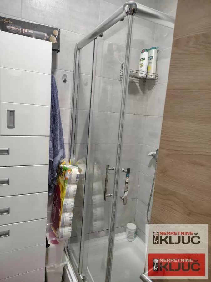 Odlican noviji stan na pocetku Adica 9