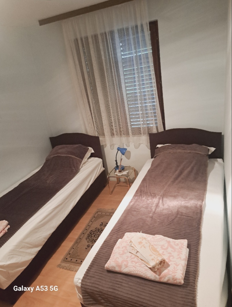 Izdaje se apartman vikendica Ivanka Srebrno jezero 5