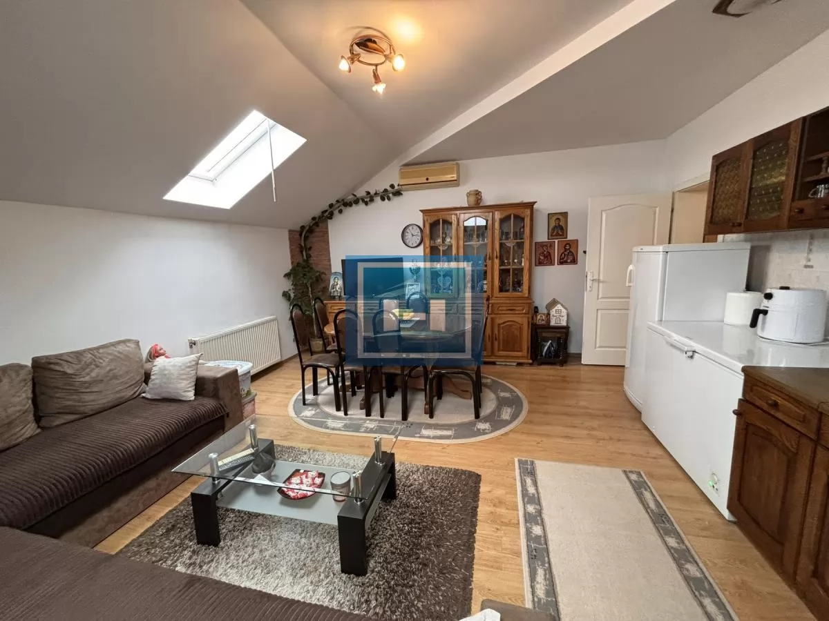 Dvosoban stan u potkrovlju !  Postoji mogućnost kupovine  preko kredita!! 1