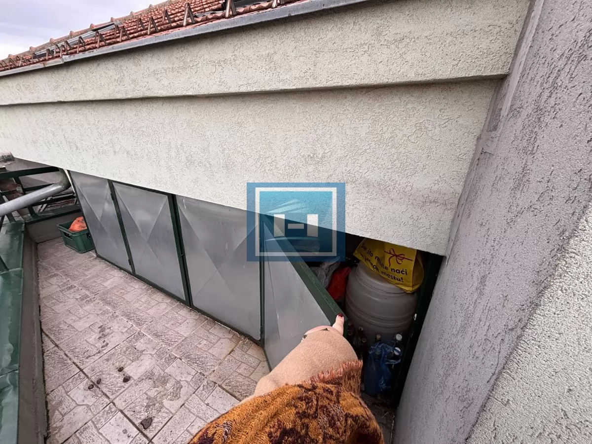 Dvosoban stan u potkrovlju !  Postoji mogućnost kupovine  preko kredita!! 23