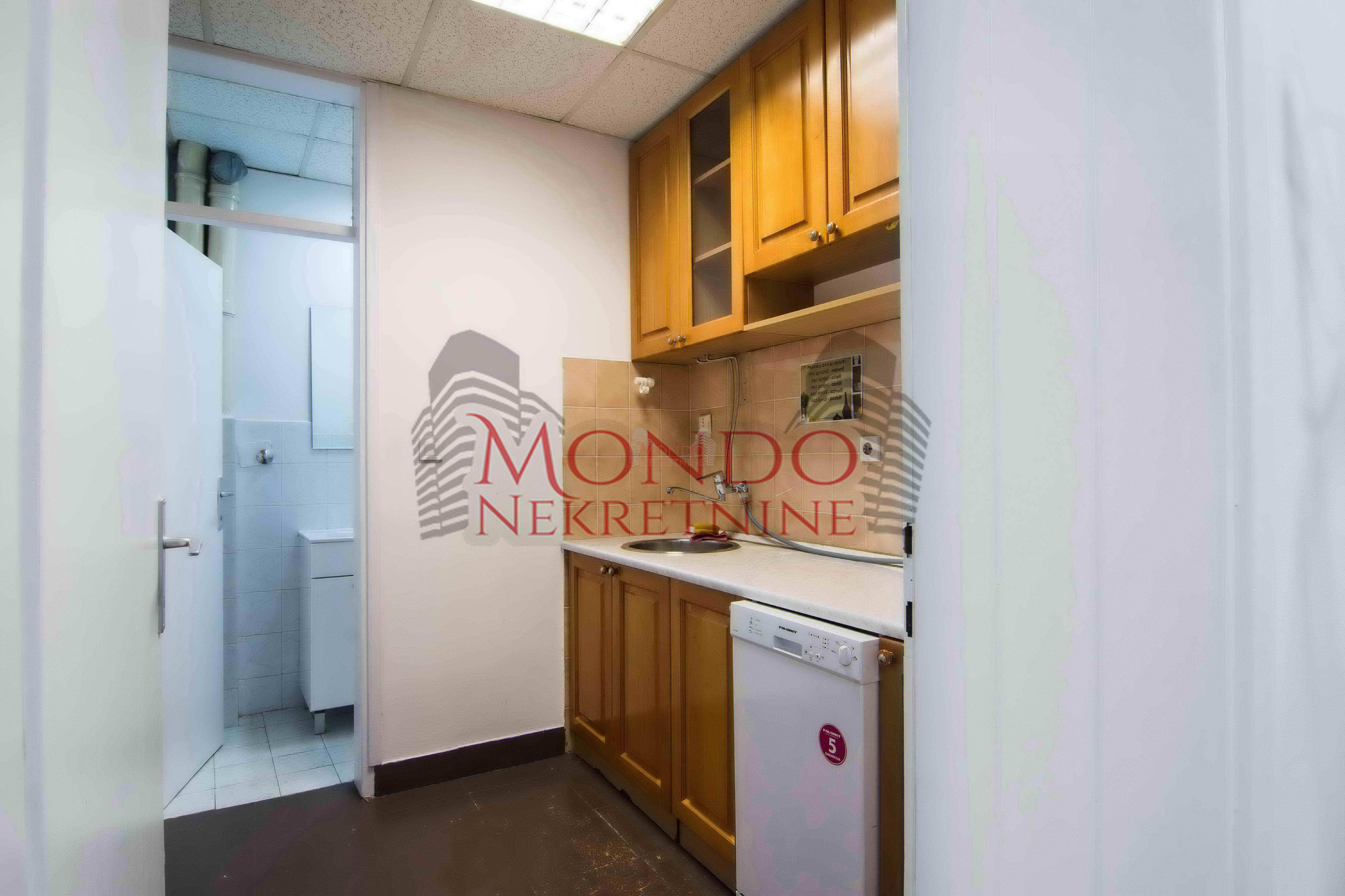 Izdaje se odlican kancelarijski poslovni prostor u centru grada kod Doma zdravlja! 13