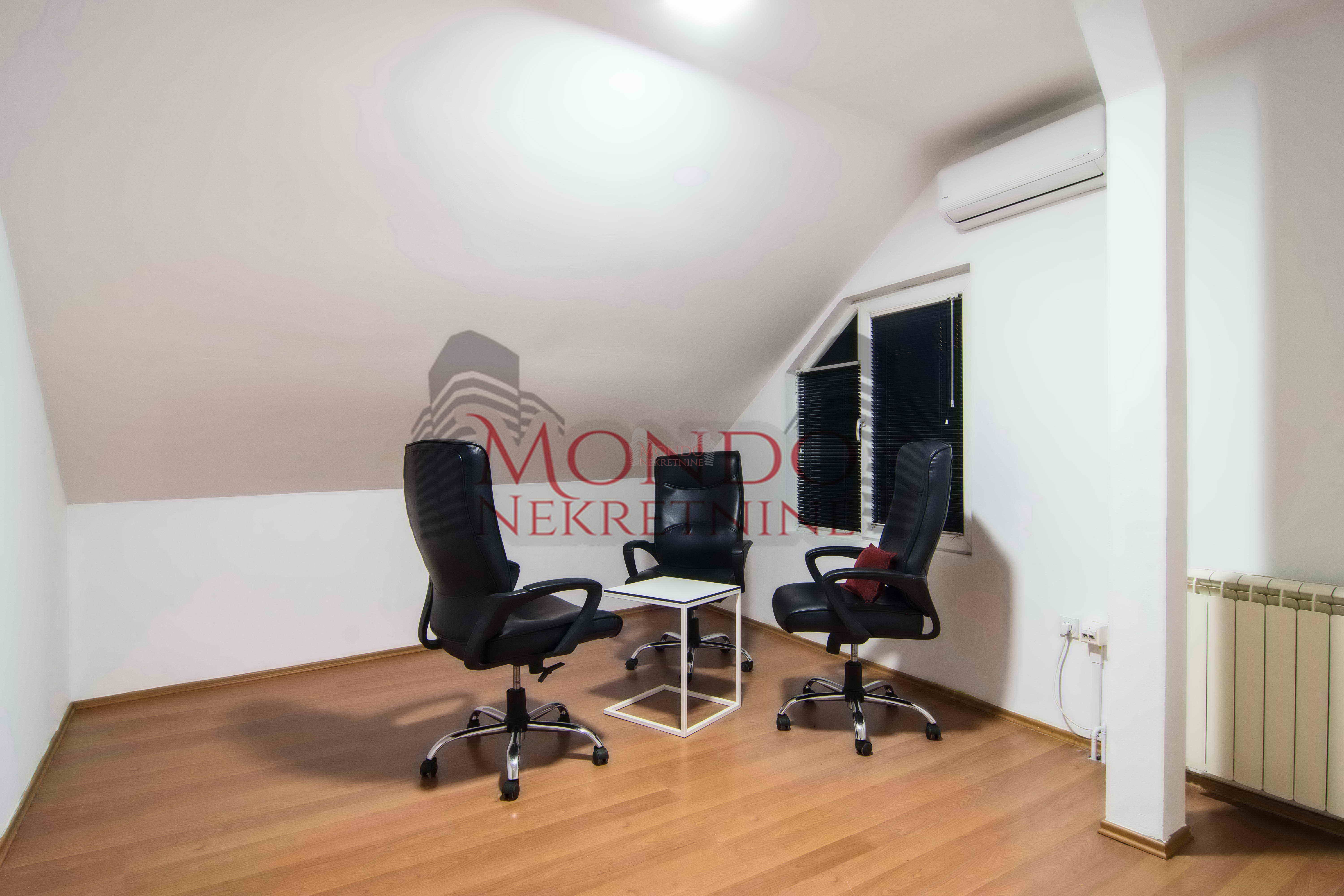 Izdaje se odlican kancelarijski poslovni prostor u centru grada kod Doma zdravlja! 11