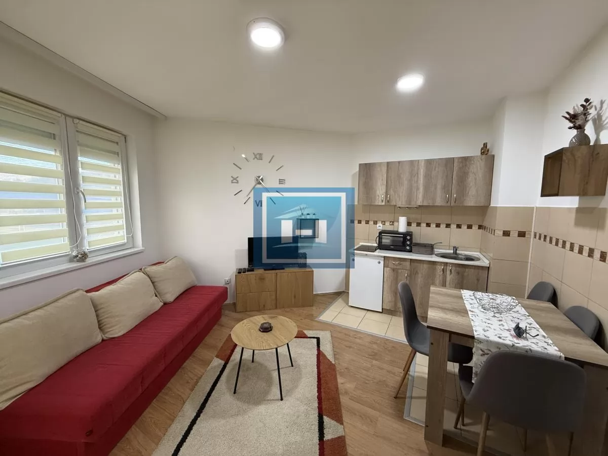 JEDNOSOBAN STAN SA POGLEDOM NA STADION 1