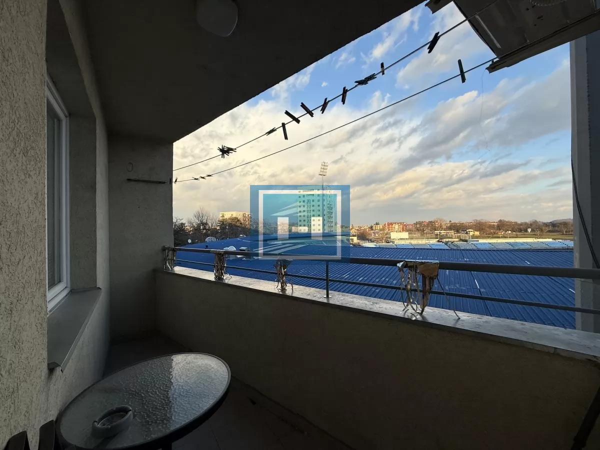 JEDNOSOBAN STAN SA POGLEDOM NA STADION 6