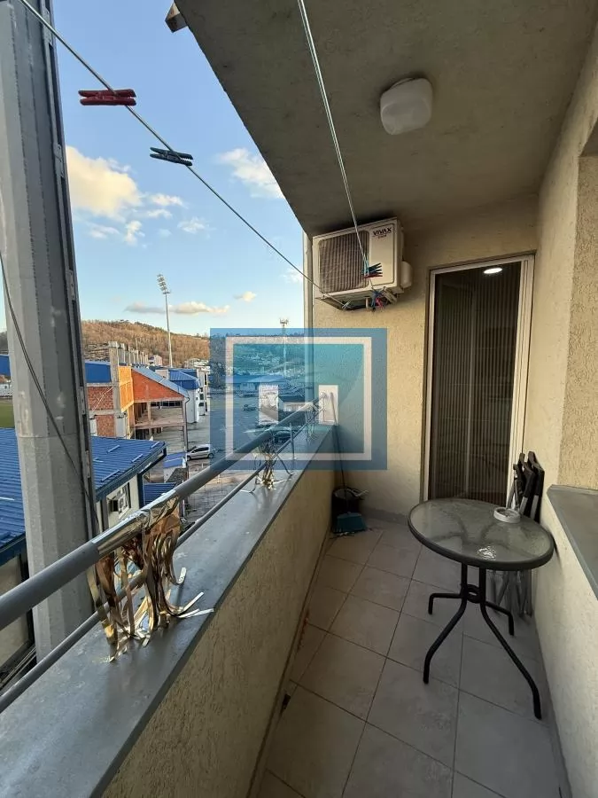 JEDNOSOBAN STAN SA POGLEDOM NA STADION 8