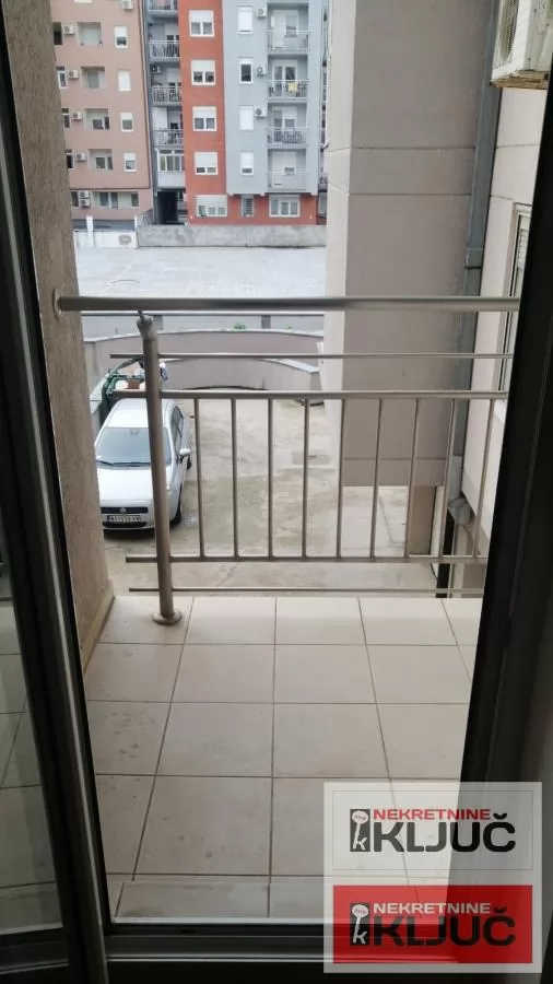 Odlicina garsonjera u blizini Spensa 3