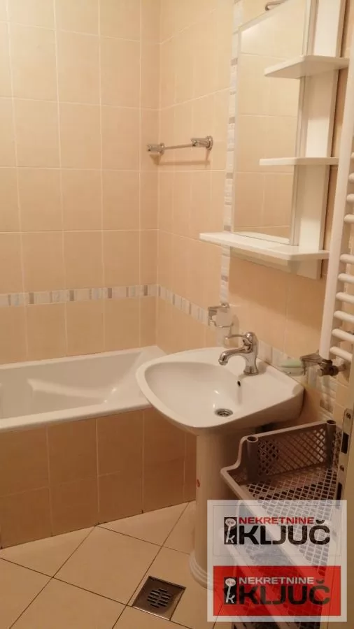 Odlicina garsonjera u blizini Spensa 5