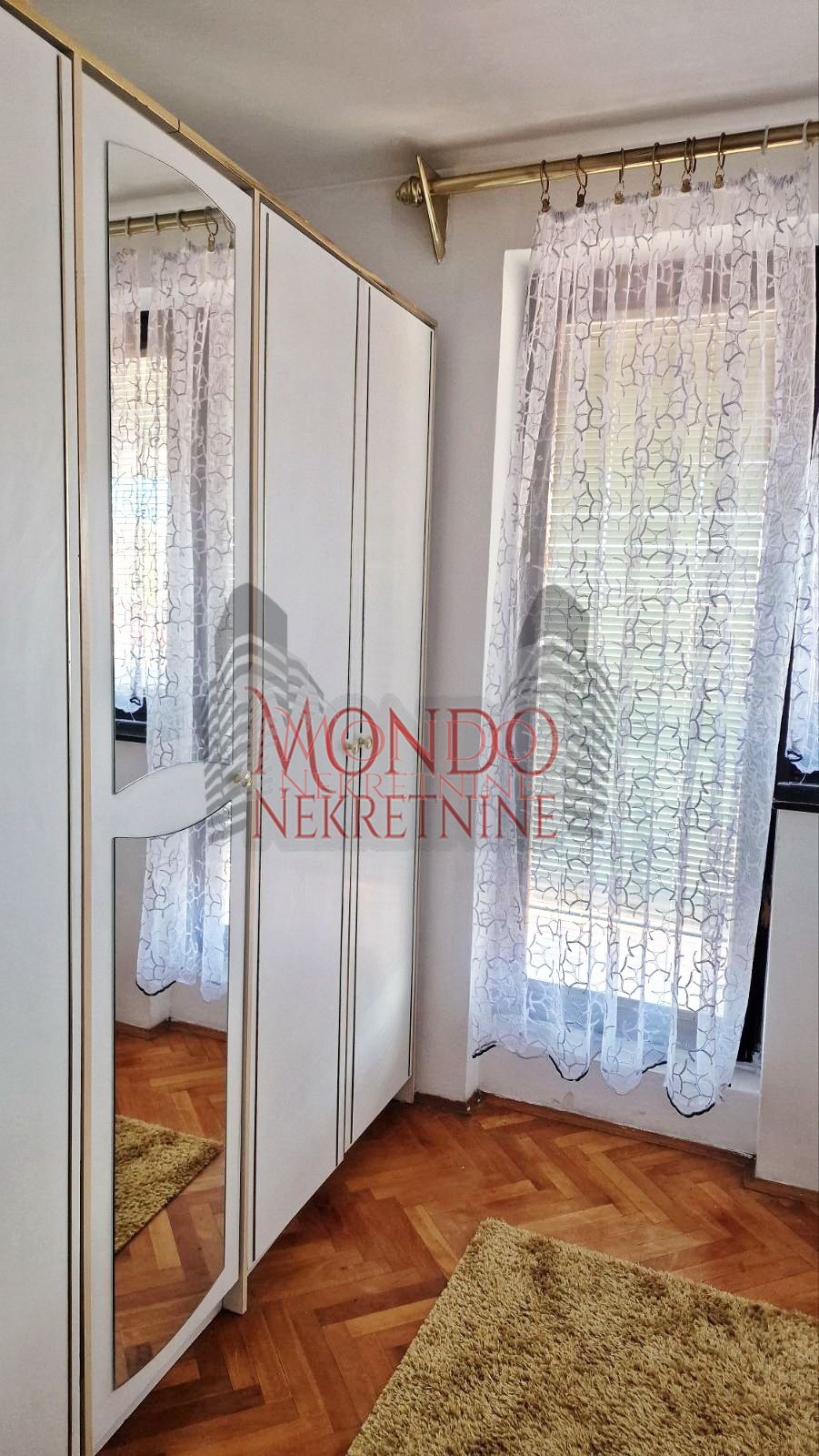 Trosoban stan na Bulevaru Nemanjića 5