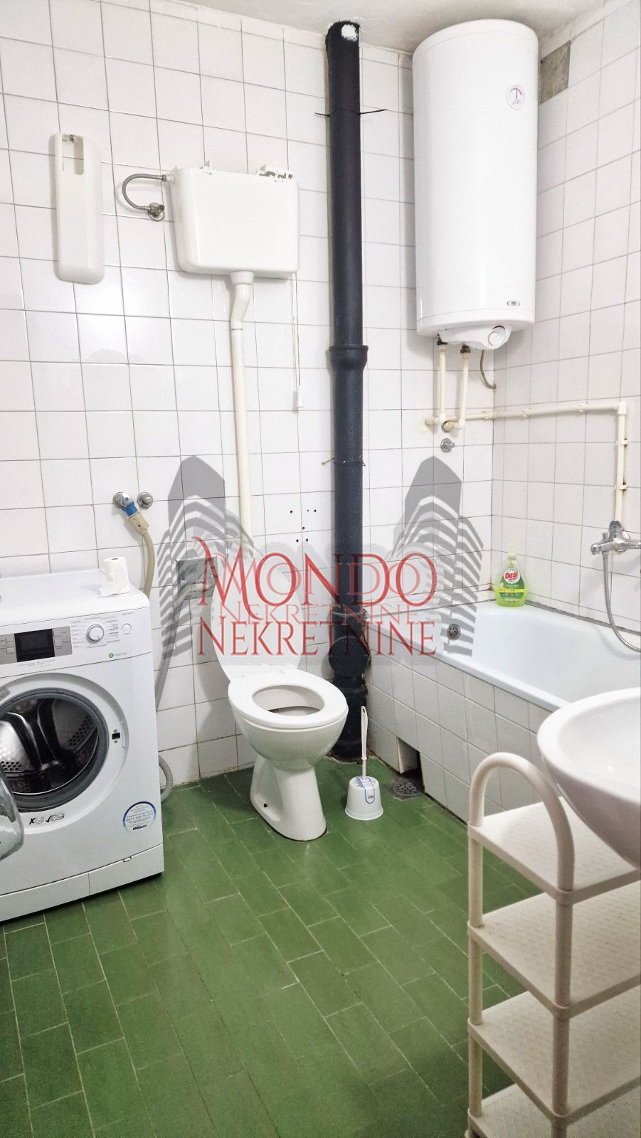 Trosoban stan na Bulevaru Nemanjića 8